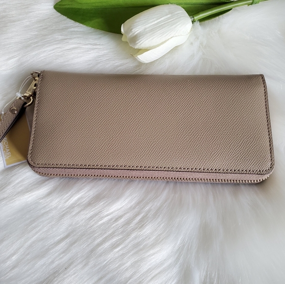 BEAUTIFUL MICHAEL KORS WALLET - Picture 5 of 6